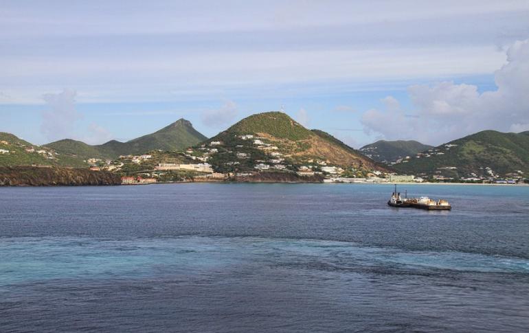 Aziz Maarten.  Saint Martin Adası.  Sint Maarten ve Saint Martin.  Yardımcı bilgi.  Sint Maarten havaalanından fotoğraf ve videolar