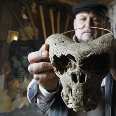 Egy Ahnenerbe bőrönd ismeretlen lények koponyáival, amelyeket Adygeában találtak