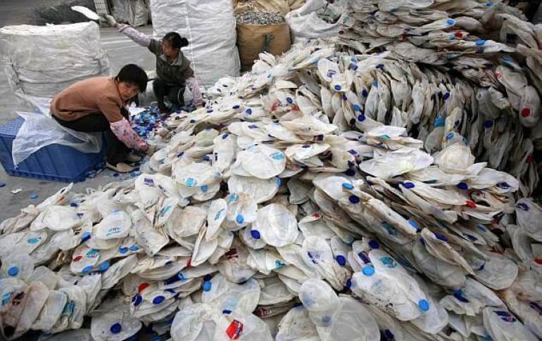 Storbritannien kan drunkna i plastavfall efter att Kina förbjudit import av avfall Vilka länder skickar avfall till Kina?