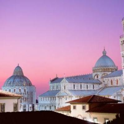 Italiens ställning i förhållande till grannländerna Vatikanen och San Marino är Italiens ovanligaste grannar