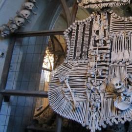 Benmuseum - ossuary, Tjeckien, Sedlec-kyrkan med dödskallar i Tjeckien